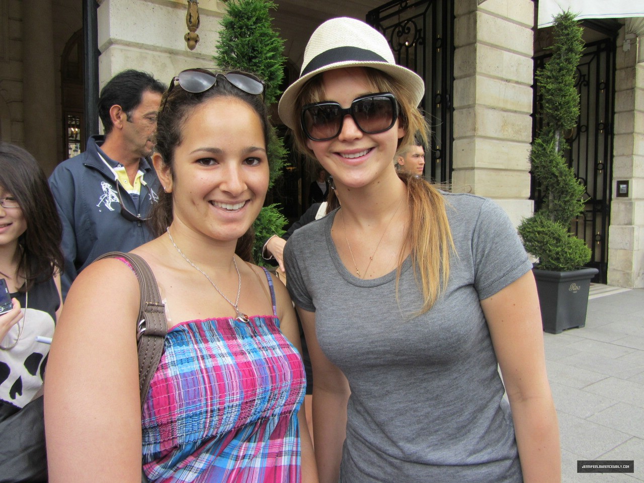 http://2.bp.blogspot.com/-0bY9iK2sbAo/T_M6IssAvBI/AAAAAAAAED4/pOeYiquSGHE/s1600/Jennifer-Lawrence-with-fans-in-Paris-2.jpg