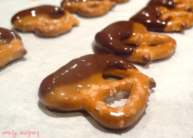 Chocolate Dipped Caramel Pretzels - a simple and delicious recipe for caramel and chocolate dipped pretzels @SimplyDesigning #recipe #tastytreats #chocolate #caramel
