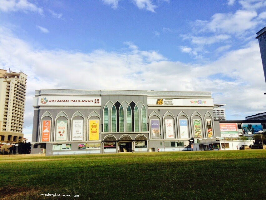 Dataran Pahlawan + Mahkota Parade