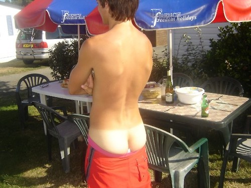 #WTFWednesday : Louis Tomlinson is butt naked.