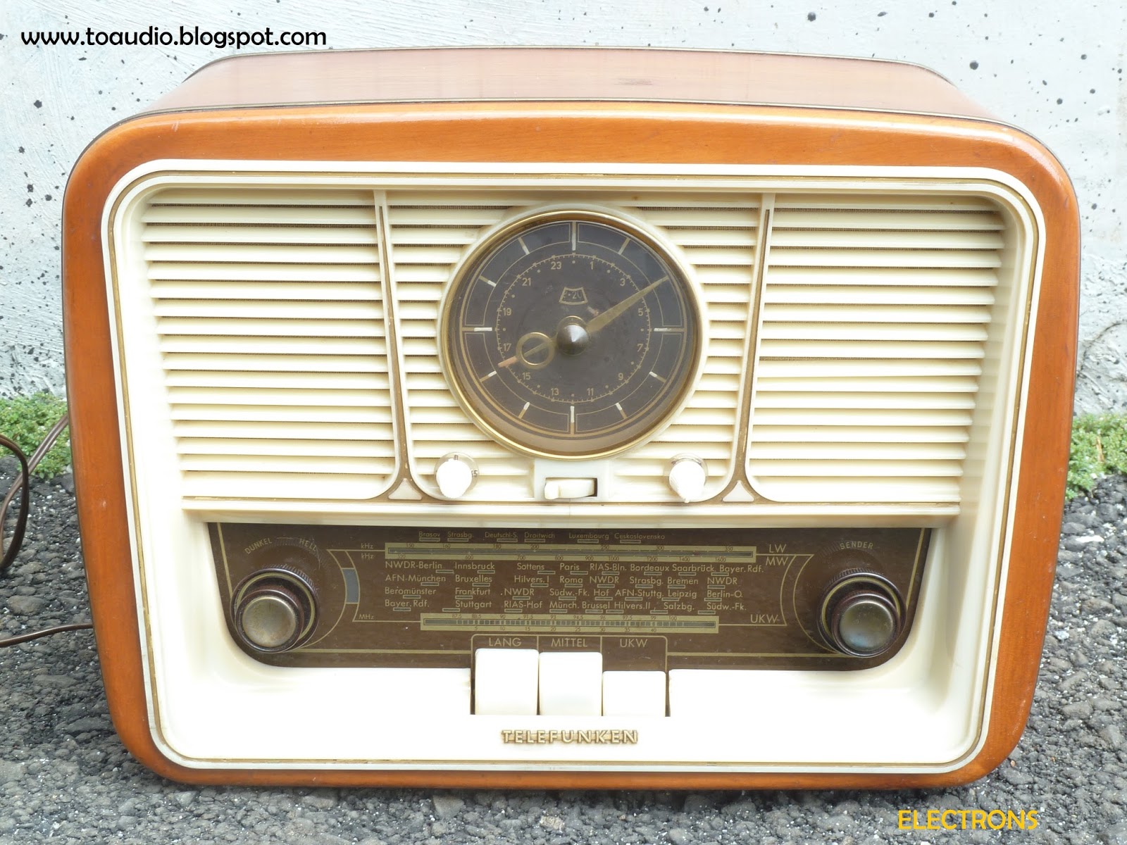 E L E C T R O N S: Radio Telefunken Jubilate With Clock