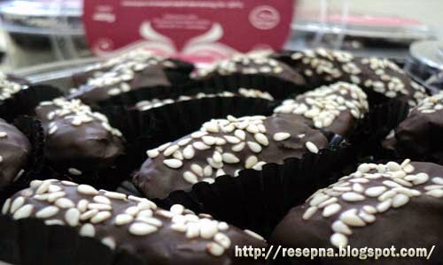 Resep Kue Ramadhan : Kurma Cokelat Kacang Mede Resep Kue Ramadhan : Kurma Cokelat Kacang Mede