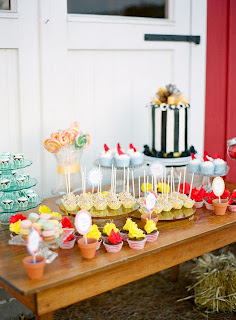 Mesa de dulces, tartas y magdalenas decoradas.