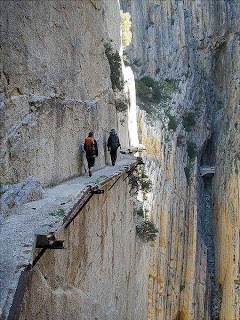 http://2.bp.blogspot.com/-0eG7kMEiNDg/T6c09cBGxRI/AAAAAAAABiY/dy3X_lTeaTs/s1600/road+less+traveled.jpg