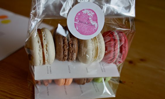 3 macarons