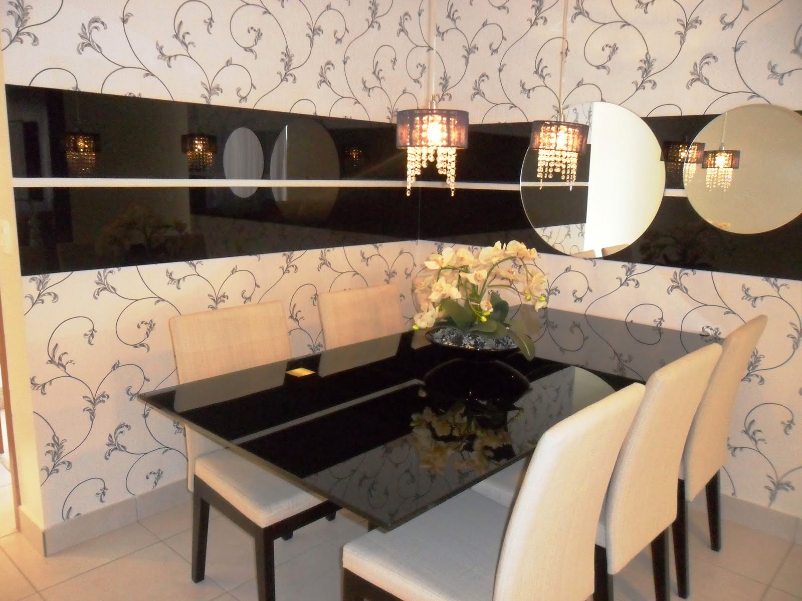 Sala De Jantar Mesa Preta ~ mais ou menos nesse estilo, mesa preta com as cadeiras em cor clar Sala De Jantar Mesa Preta ~ mais ou menos nesse estilo, mesa preta com as cadeiras em cor clar