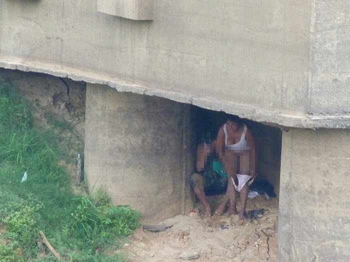 Mendigos São Flagrados Transando Embaixo de Ponte em Cristinápolis