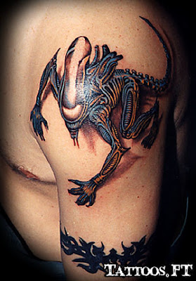 tattoos alien no ombro