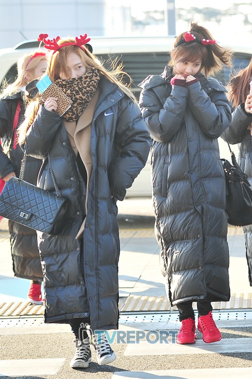 [PIC][24-12-2012]SNSD khởi hành đi Nhật Bản vào sáng nay + 8 thành viên đeo bờm giáng sinh trước sân bay + Sunny vắng mặt vì ốm %EA%B3%B5%ED%95%AD+(33)
