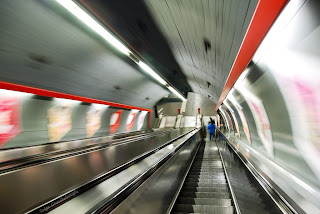 Эскалатор метро движется со скоростью 0,75 м/с. Найти время, за которое пассажир переместится на 20 м относительно земли, если он сам идёт в направлении движения эскалатора со скоростью 0,25 м/с в системе отсчёта, связанной с эскалатором.