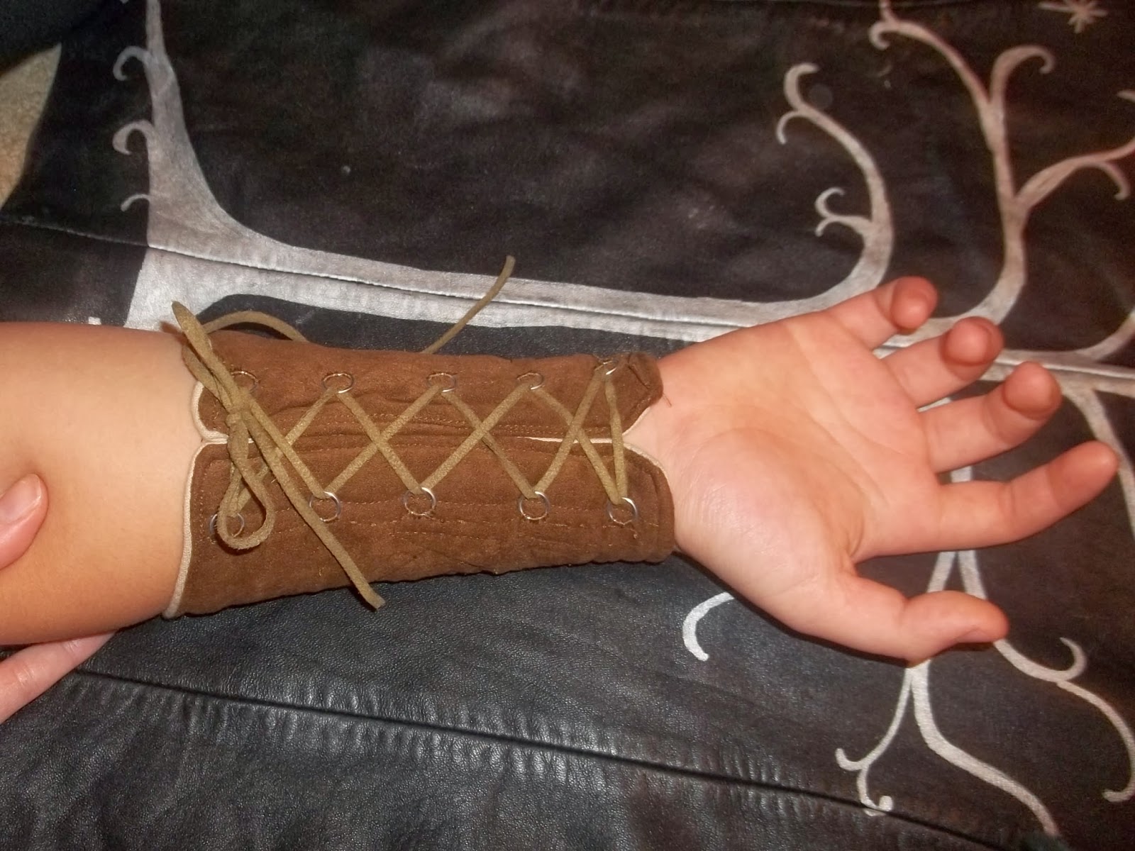 Making Rivendell in the Desert Making Bracers/Vambraces/Gauntlets Part