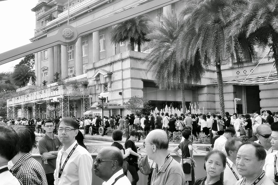 Queue around Anderson Bridge and Fullerton Hotel - Mr Lee Kuan Yew lying in state at Parliament House www.meheartseoul.blogspot.com