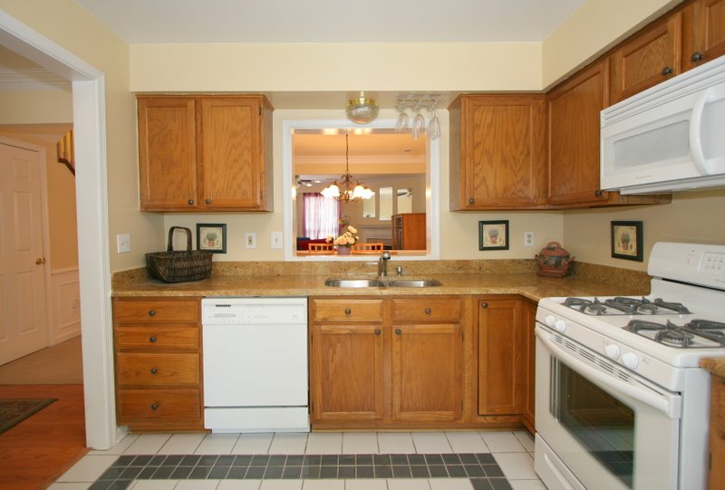 Kitchen Decor: Kitchen With White Appliances