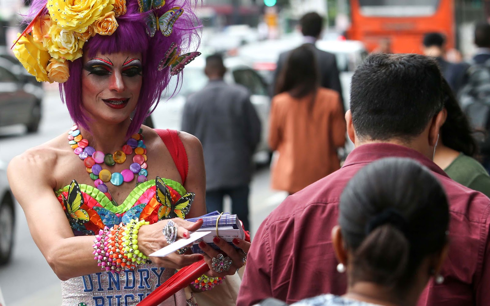 Drag Queens distribuem preservativos e panfletos em ação para lembrar o Dia Mundial de Combate à Aids na Avenida Paulista. Drag Queens distribuem preservativos e panfletos em ação para lembrar o Dia Mundial de Combate à Aids na Avenida Paulista.