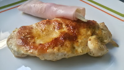 Pechuga De Pollo Al "ras El Hanout" Con Rollo De Ensalada
