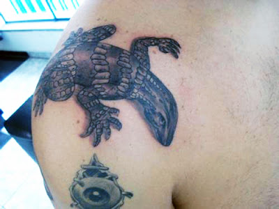 a tatoo lagarto no ombro