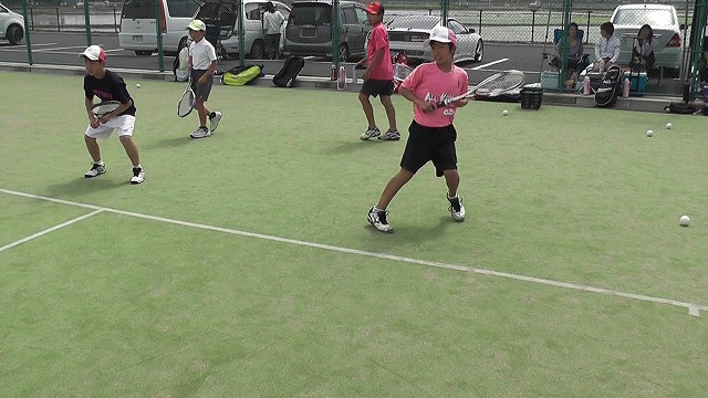 鴻巣パンジーテニススポーツ少年団: グランドストローク 5歩の回り込みフットワークを使った練習