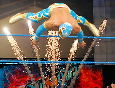 Vince McMahon déteste l'entrée spéciale de Sin Cara. Sin+Cara+attacks+Jack+Swagger+6