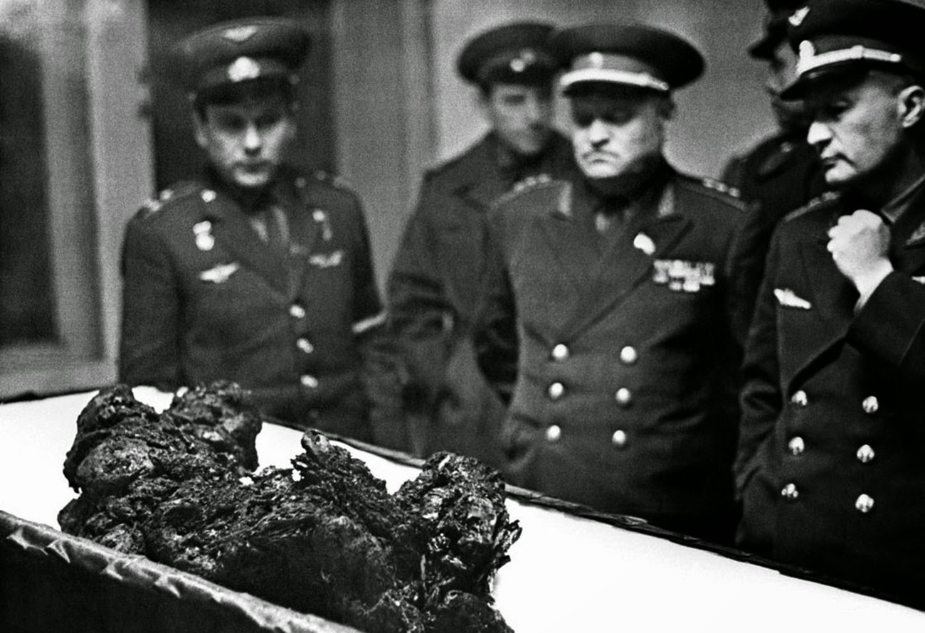 The%2Bremains%2Bof%2Bastronaut%2BVladimir%2BKomarov,%2Ba%2Bman%2Bwho%2Bfell%2Bfrom%2Bspace,%2B1967%2B(1).jpg