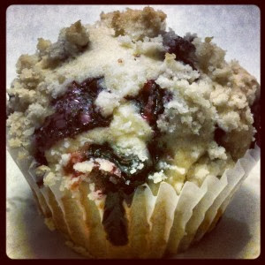 Blueberry Crumb Muffins | http://www.crunchyfrugalista.com