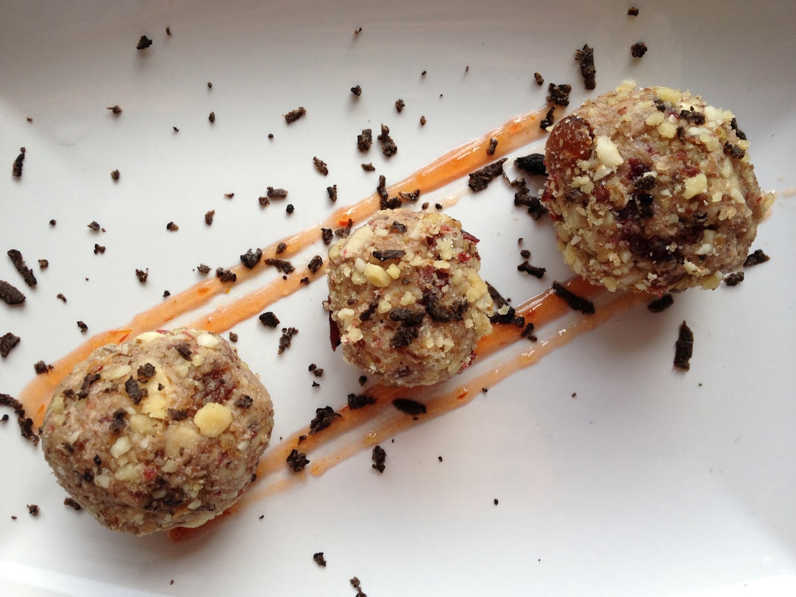 Bombon De Pate Con Virutas De Trufa   Sobre  Mermelada De Tomate 
