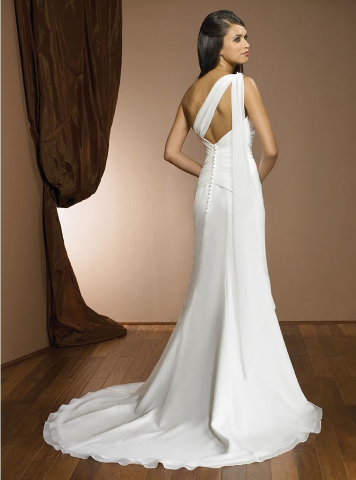 queusar: vestido de novia con un hombro y tirante cruzado, con