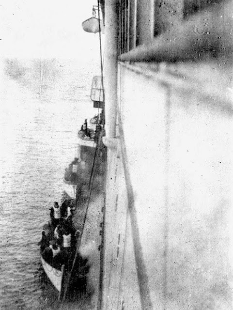 11. Para korban selamat dari tragedi Titanic menaiki kapal RMS Carpathia (1912)