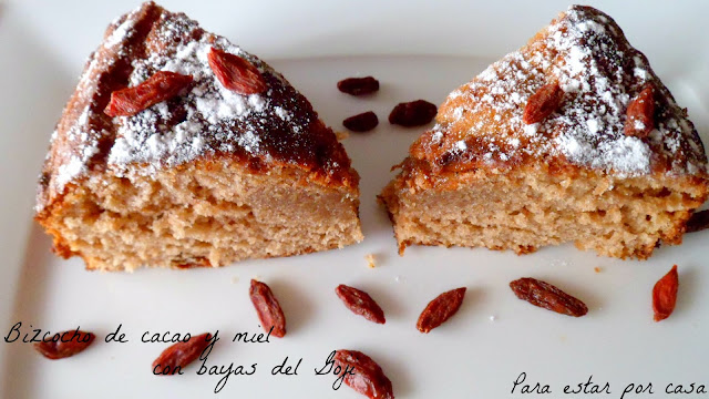 Bizcocho De Cacao Y Miel Con Bayas Del Goji
