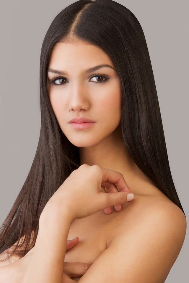 Красивая милашка Amelie снимает с себя бирюзовое платье