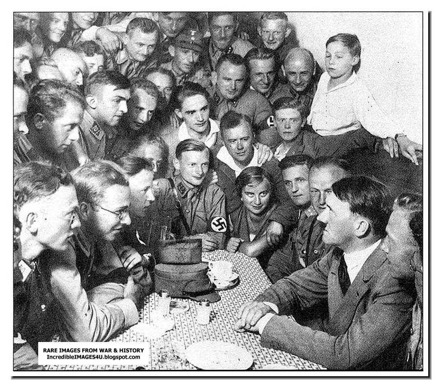 http://2.bp.blogspot.com/-0utJWxLZbGY/Tkd7eWJrnJI/AAAAAAAAG3c/p4QQ2mtwa1g/s1600/hitler-with-young-nazis-1933.jpg