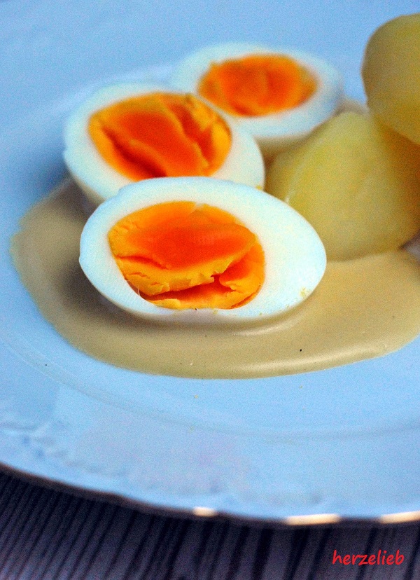 Die Eier für dieses Gericht sollten wachsweich sein.