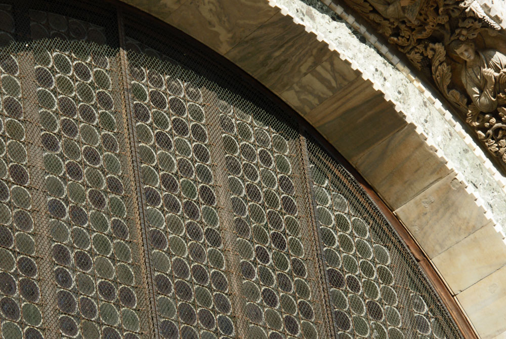 忘れへんうちに Avant d’oublier ヴェネツィアで見かけた窓ガラスに並ぶ丸いものはロンデル