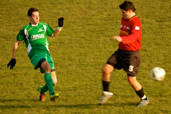 Matteo Motta in azione a centrocampo.