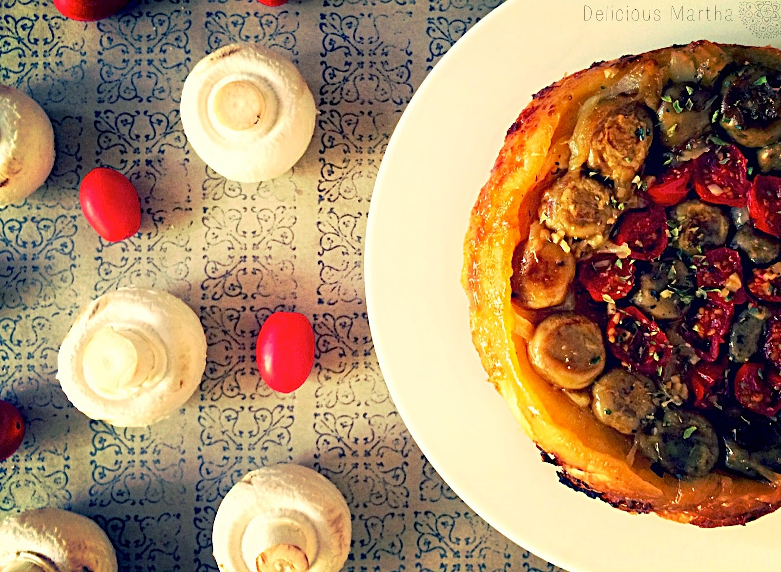 Tarta tatin de champiñones, cherrys, cebolla y queso