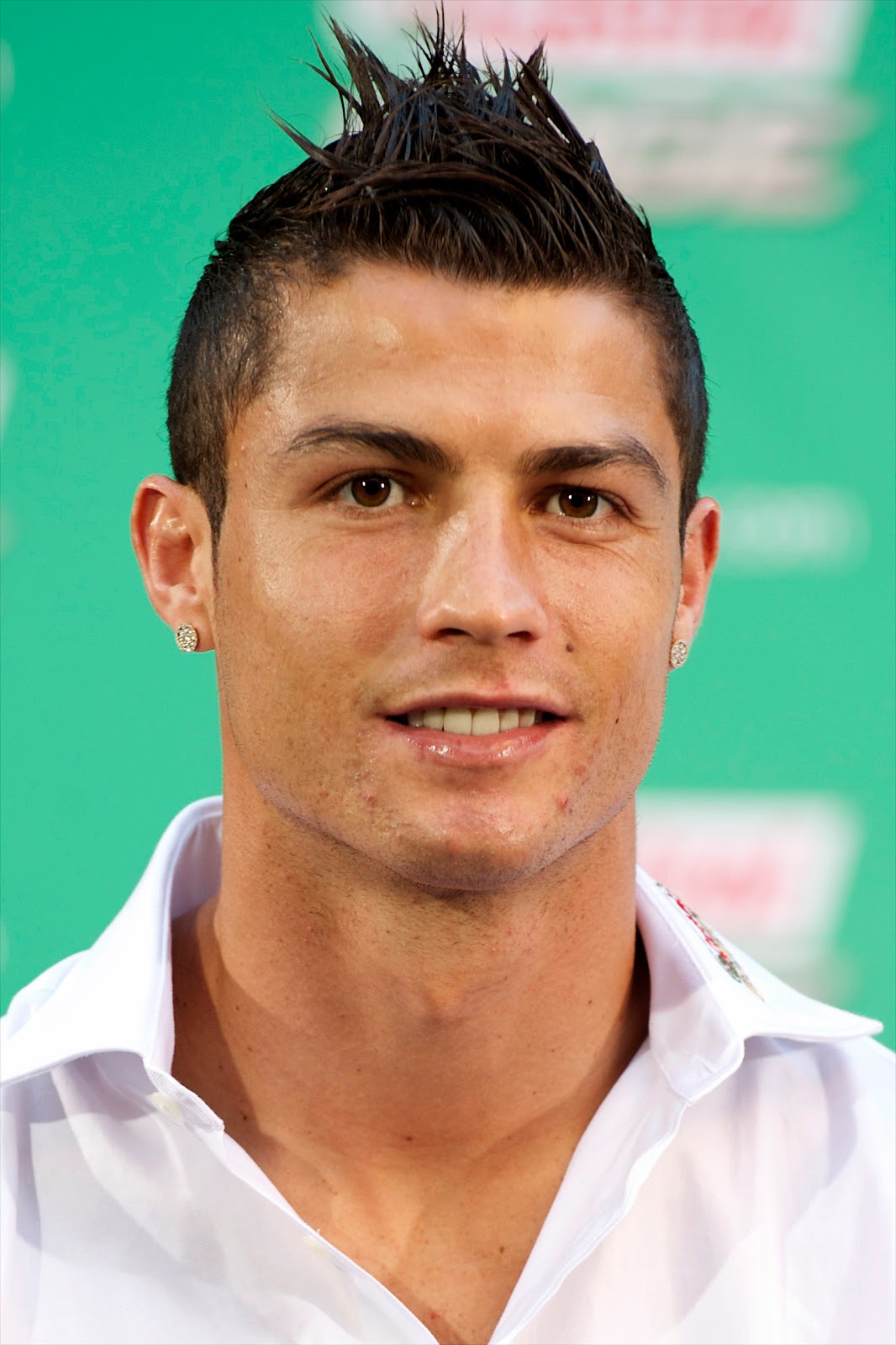 http://2.bp.blogspot.com/-0yvFQ76cGeU/T0HN2Sm_m1I/AAAAAAAAAgA/iXyfnJyM4sQ/s1600/Cristiano+Ronaldo.jpg