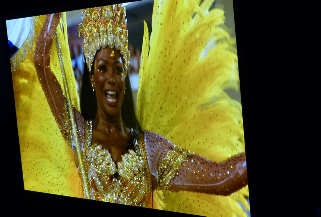 CES 2013: TV OLED 4K da Sony mostrando o Carnaval