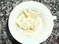 Milhoja de crema pastelera, nata y chocolate-derritiendo chocolate blanco