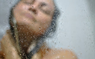 Un baño desintoxicante para relajarte antes de dormir Una ducha relajante para desintoxicar