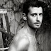 Julian Morris, de “Pretty Little Liars”, fica pelado para revista britânica