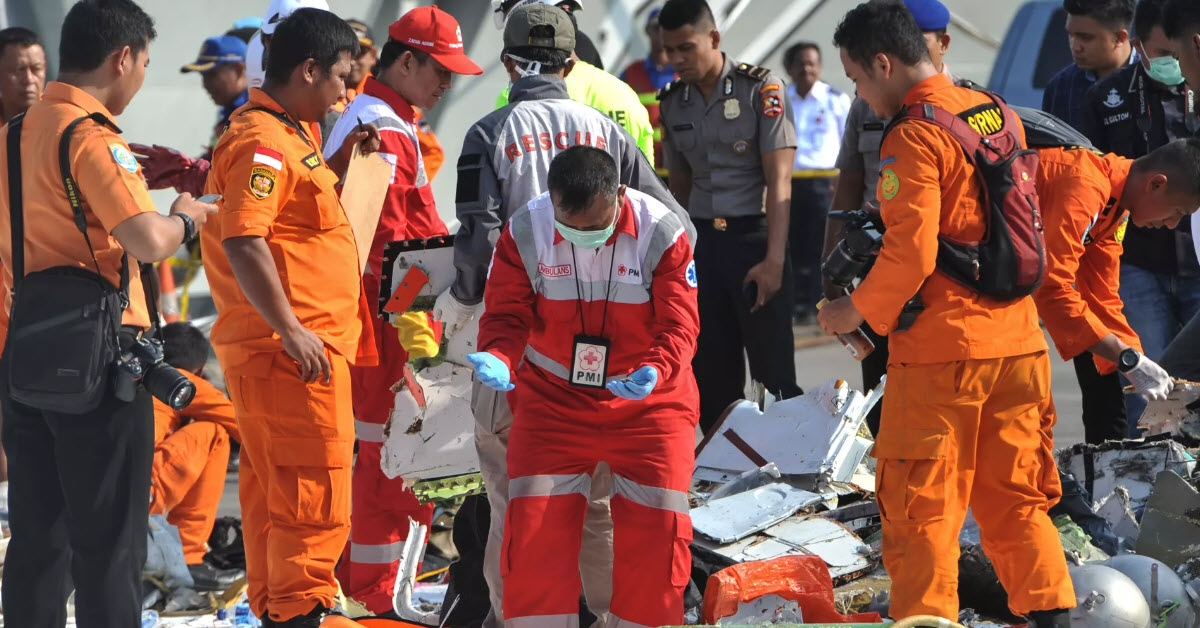 Lion Air crash: Indonesian authorities search underwater for bodies and plane