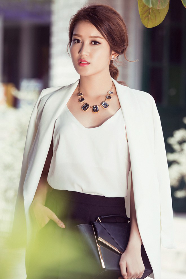 Váy, áo 2 dây siêu gợi cảm “ngập” showbiz Việt