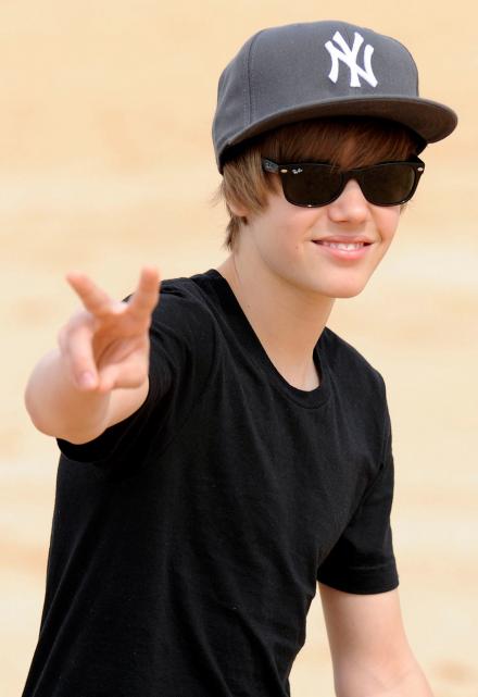 selena gomez ugly feet. selena justin bieber and selena gomez kissing on the beach. selena gomez ugly feet. selena