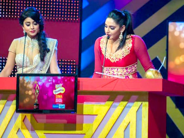 Unseen Kollywood: Ragini Dwivedi dress Malfunction at SIIMA 2013
