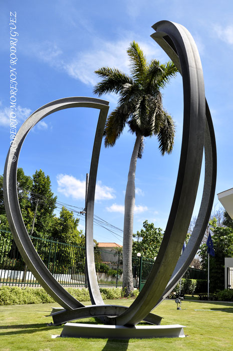 El Tulipán o Gamma, escultura del holandés Arie Berkulin, ubicada en los jardines de la embajada del Reino de los Países Bajos en la Habana, Cuba. El Tulipán o Gamma, escultura del holandés Arie Berkulin, ubicada en los jardines de la embajada del Reino de los Países Bajos en la Habana, Cuba.