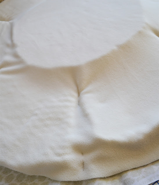 sarah m. dorsey designs DIY Christmas Gifts Round Pet Bed