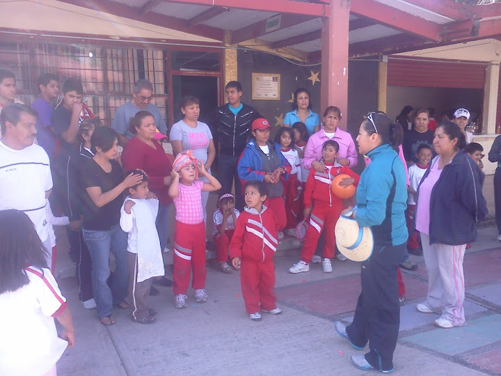 MACROGIMNACIA CON LOS ALUMNOS Y SUS PADRES  EN CLASE DE EDUCACIÓN FISICA EN LA  ESCUELA