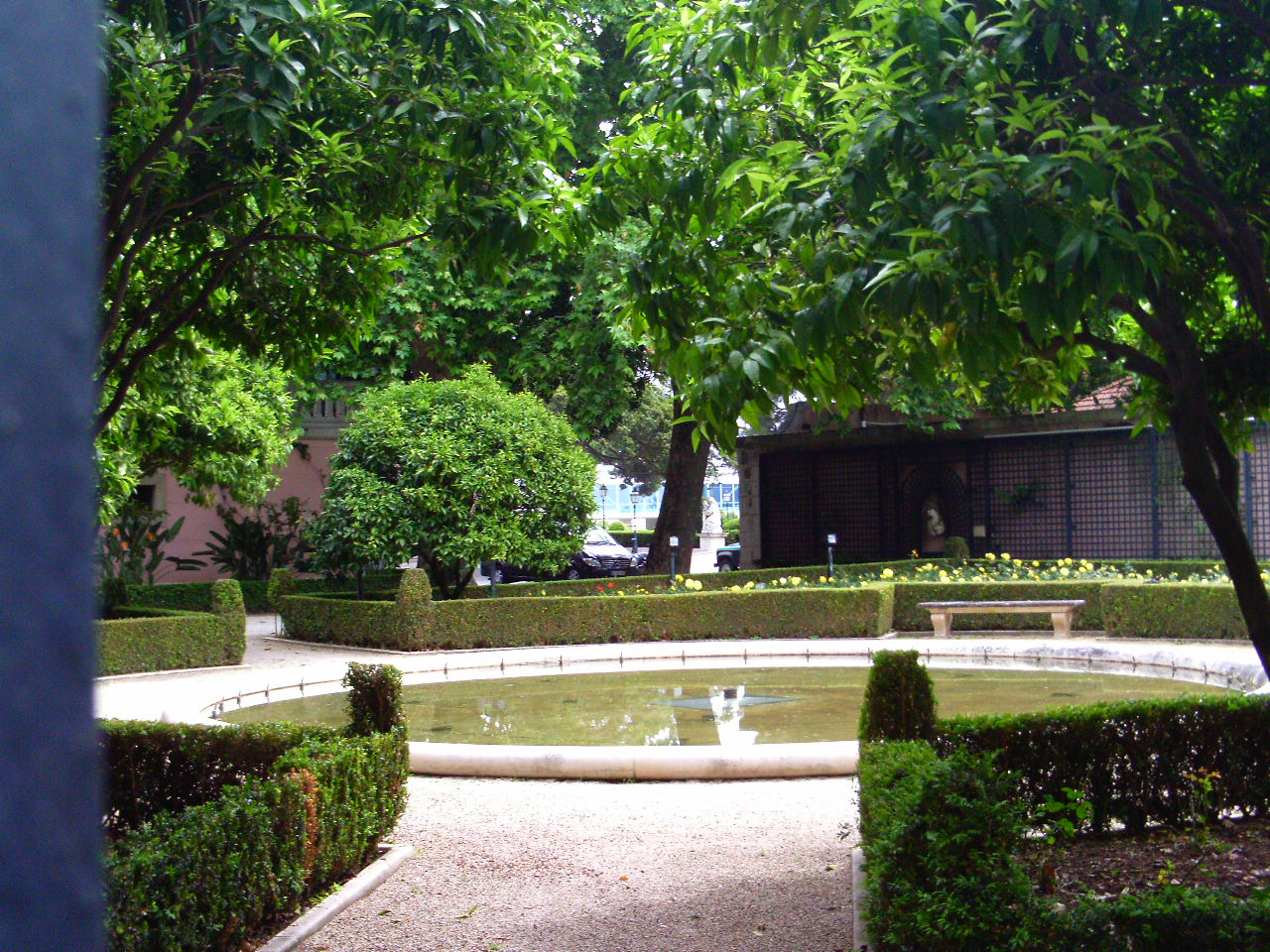 uma parte dos jardins da residência oficial do presidente da republica portuguesa (belem, portugal)