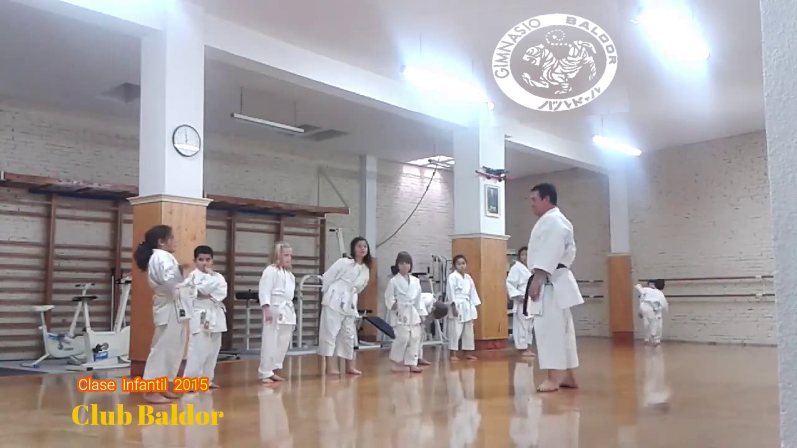 Enseñando "Heian Shodan" en clase Iniciación de Karate Infantil /2015