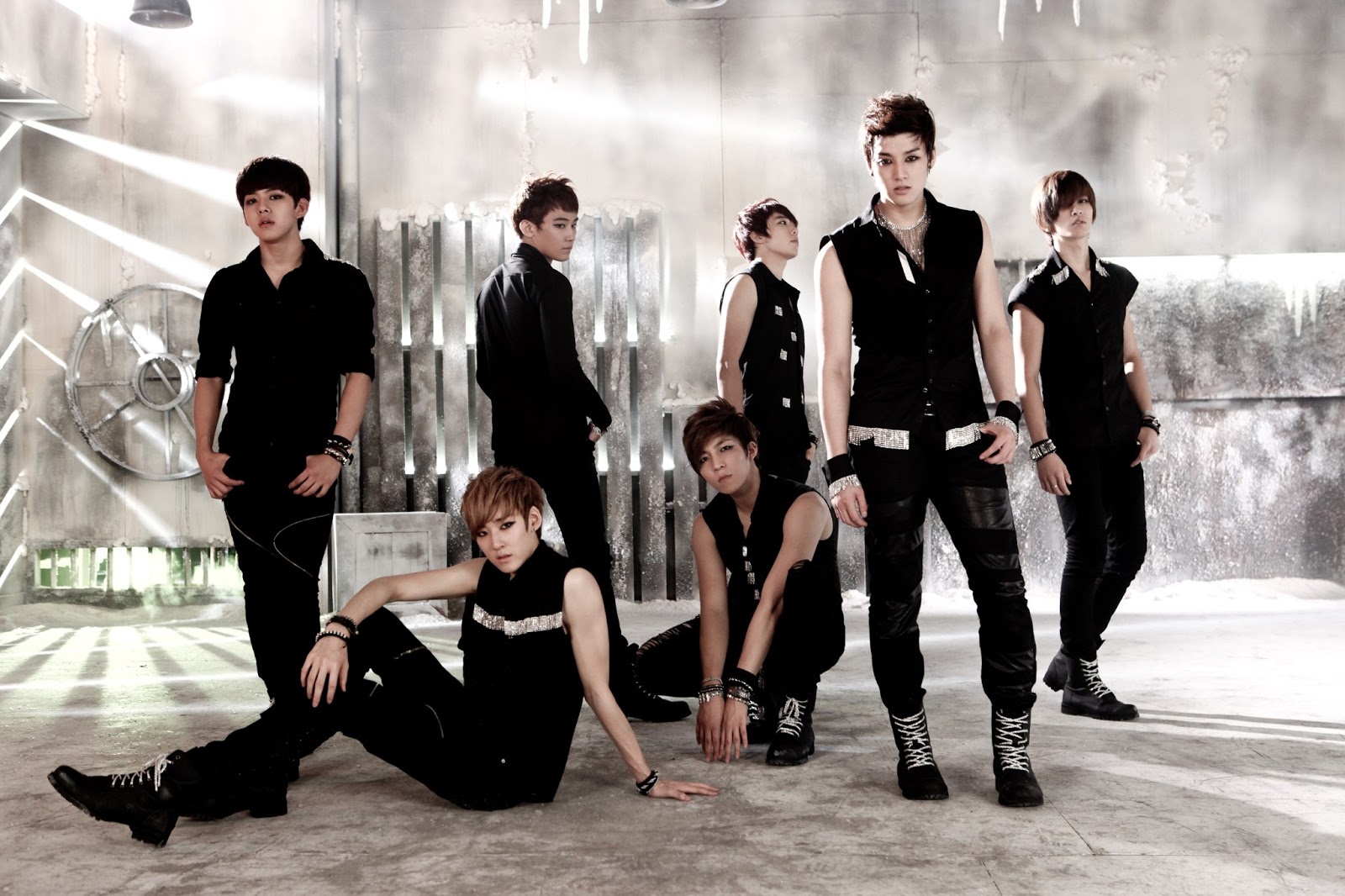 http://2.bp.blogspot.com/-16jeyT6gQIc/UPdfLsI3zFI/AAAAAAAADt8/HSuYCL5_uyY/s1600/U-Kiss+(r).jpg