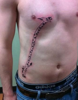 tatuaje de una jirafa en el costado del dorso 